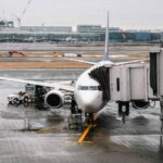 Foto di Matt Hardy: https://www.pexels.com/it-it/foto/persona-che-cammina-verso-l-aereo-in-aeroporto-1928064/