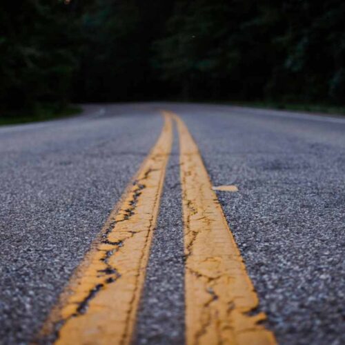 Asfalto autoriparante grazie all’AI: nuove strade più resistenti