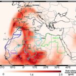 Siti di campionamento delle polveri della tempesta di sabbia del marzo 2022 e densità di massa della colonna di polveri (grammi per metro quadrato). I punti grigi rappresentano i 53 campioni scientificamente rappresentativi di polveri sahariane raccolti durante la campagna di scienza partecipativa. La scala dei colori corrisponde alla concentrazione stimata di polveri. I siti CSEM e CEMO, dove sono stati condotti test nucleari, sono indicati con quadrati. Le cinque PSAs, basate su studi di impronte geochimiche e sulla suddivisione geologica del Nord Africa, sono evidenziate con aree colorate. Foto: Science Advances