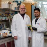 Il professore Gerry Wright e il dottorando Manoj Jangra della McMaster University