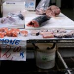 Pescheria - Foto di Anastasiya Badun: https://www.pexels.com/it-it/foto/cibo-piastre-legno-mani-21278217/