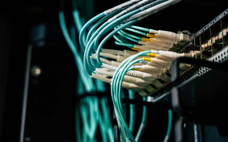 Piano Italia 1 Giga: niente satellite per le aree bianche, focus sulla fibra