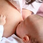 Allattamento al seno - Foto di Yuli Como: https://www.pexels.com/it-it/foto/amore-latte-bambino-madre-26692173/