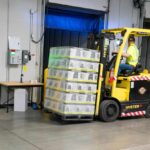 Logistica - Foto di ELEVATE: https://www.pexels.com/it-it/foto/uomo-che-guida-il-carrello-elevatore-giallo-1267329/