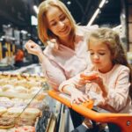 Spesa al supermarket - Foto di Gustavo Fring: https://www.pexels.com/it-it/foto/persone-donna-ragazza-mangiando-3985073/