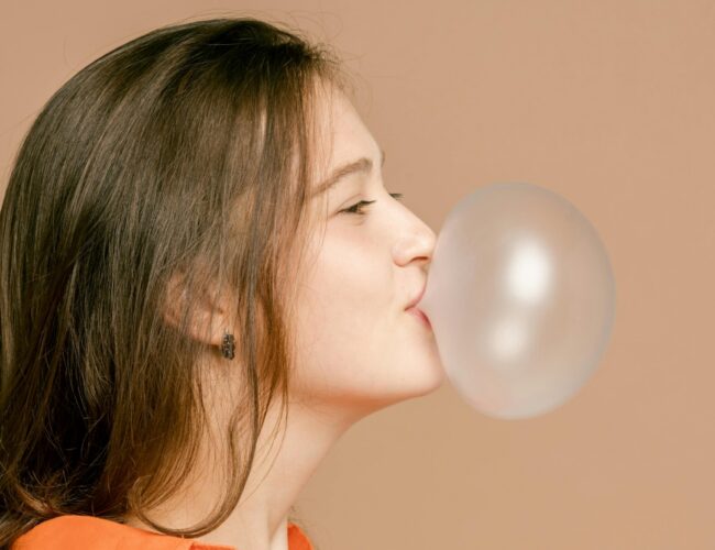 Microplastiche nel chewing gum: l’inquietante scoperta dell’UCLA