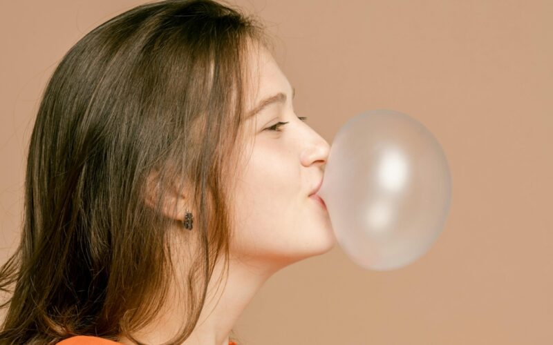 Microplastiche nel chewing gum: l’inquietante scoperta dell’UCLA