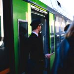 Un capotreno - Foto di Christian Naccarato: Foto di Christian Naccarato: https://www.pexels.com/it-it/foto/mare-soleggiato-uomo-spiaggia-4124927/