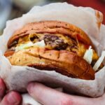 Dieta ricca di grassi - Foto di Marta Dzedyshko: https://www.pexels.com/it-it/foto/hamburger-in-involucro-2067403/
