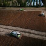 Foto di Volcsei Peter: https://www.pexels.com/it-it/foto/vista-aerea-dei-trattori-che-raccolgono-il-grano-in-ungheria-31223088/