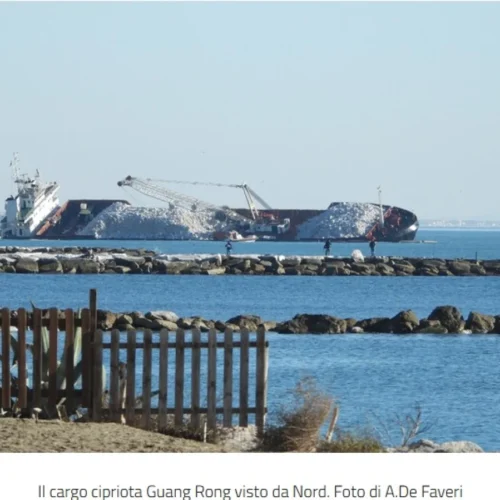 Marina di Massa, il relitto della nave Guang Rong  ancora incagliato dopo tre mesi