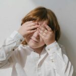 Autismo - Foto di Mikhail Nilov: https://www.pexels.com/it-it/foto/carino-bambino-ragazzo-adorabile-8654293/