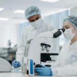 Ricerca scientifica - Foto di Pavel Danilyuk: https://www.pexels.com/it-it/foto/uomo-donna-tecnologia-laboratorio-8442097/