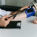 Ipertensione - Foto di Thirdman : https://www.pexels.com/it-it/foto/un-operatore-sanitario-che-misura-la-pressione-sanguigna-di-un-paziente-utilizzando-uno-sfigmomanometro-7659573/