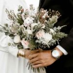 Demenza e matrimonio - Foto di Trung Nguyen: https://www.pexels.com/it-it/foto/bridge-e-lo-sposo-in-piedi-tenendo-il-bouquet-di-fiori-2959192/