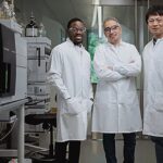Da sinistra a destra, lo studente laureato Kwamina Nyame, il professor Monther