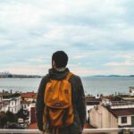 Instanbul - Foto di Oziel Gómez: https://www.pexels.com/it-it/foto/uomo-che-indossa-giacca-nera-e-zaino-marrone-860562/