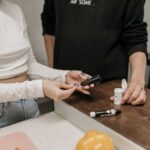 Diabete - Foto di Pavel Danilyuk: https://www.pexels.com/it-it/foto/persone-tavolo-di-legno-glucometro-felpa-nera-7653647/