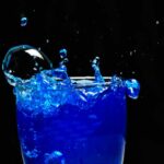 Energy Drink - Foto di Renan Mandelo Oliveira: https://www.pexels.com/it-it/foto/spruzzata-di-liquido-blu-su-vetro-1535086/