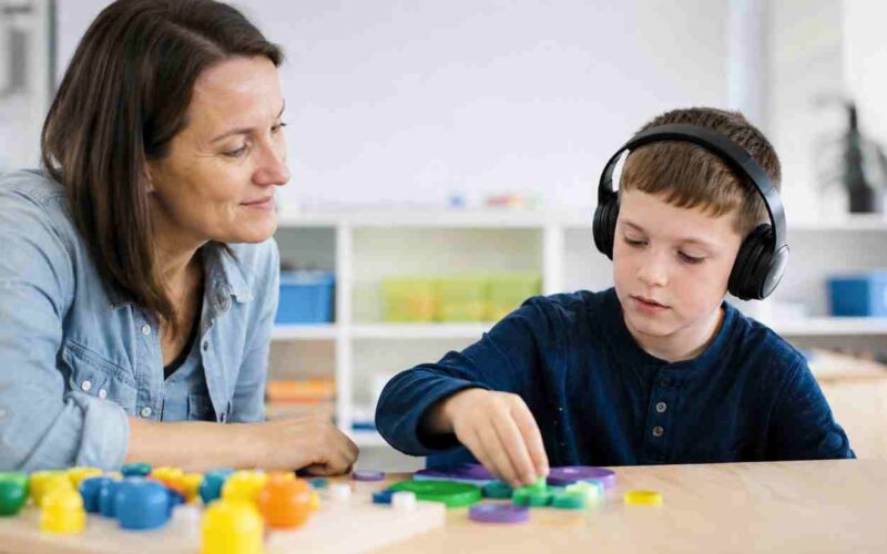Autismo, cos’è e come riconoscere i segnali nei bambini e negli adulti