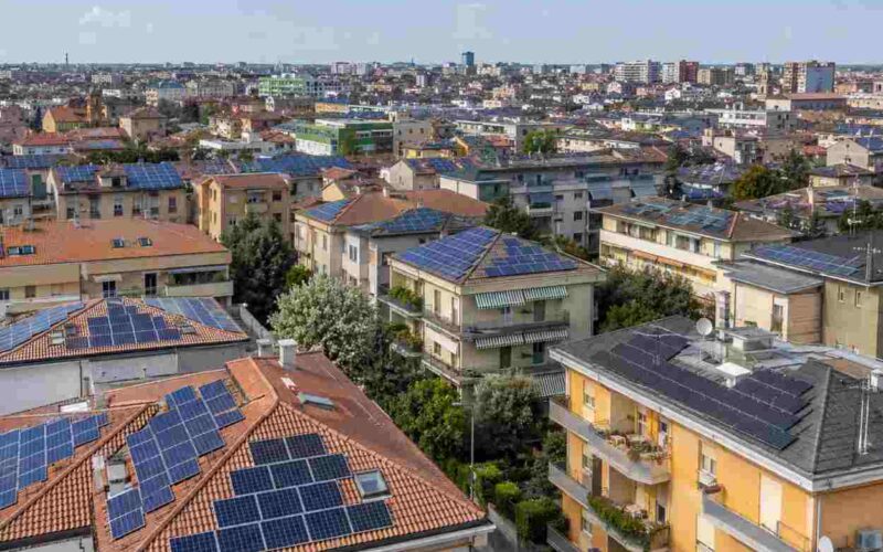 Energia pulita sprecata, il paradosso delle rinnovabili che la rete non riesce a usare