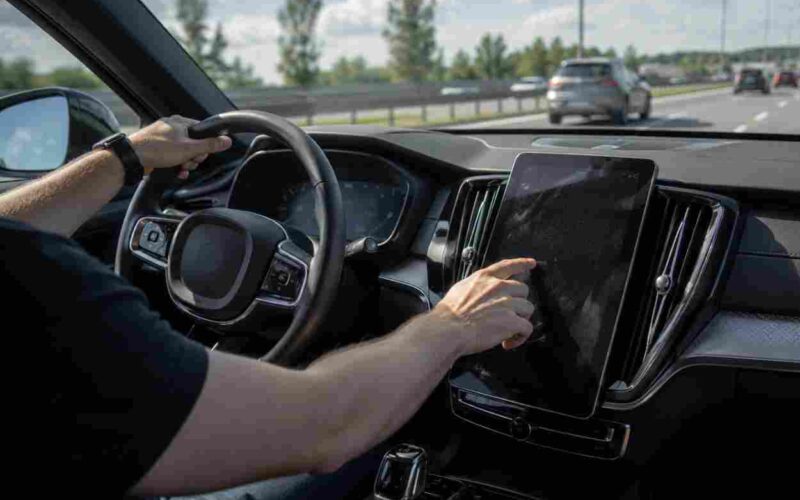 Cruscotto touch come lo smartphone, perché le auto nuove distraggono chi guida