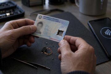 Carta d’identità, “dentro c’è un chip che ci traccia”: rimuoverlo può costare il carcere