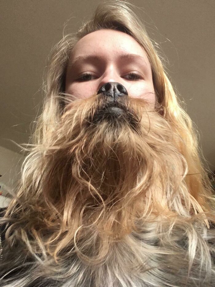 Donna barbuta... con il cane imboscato