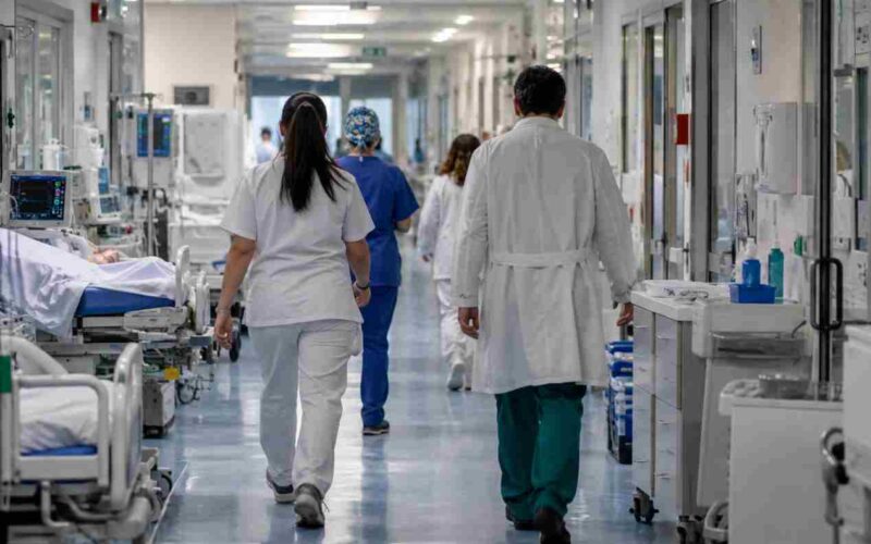 Ospedali senza medici, il SSN si dissangua: boom di dimissioni nel 2025