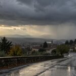 Strada bagnata verso il borgo