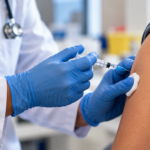 Vaccini antinfluenzali 2026-2027: quanto funzionano e quali rischi comportano