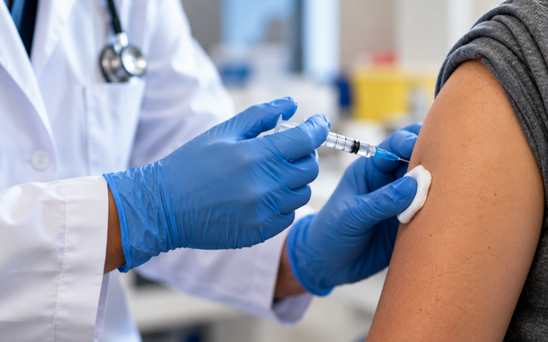 Vaccini antinfluenzali 2026-2027: quanto funzionano e quali rischi comportano